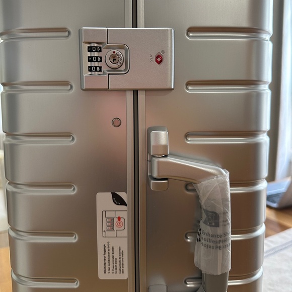 Away The Bigger Carry-On: Aluminum Edition - Brand new in box - Picture 3 of 12